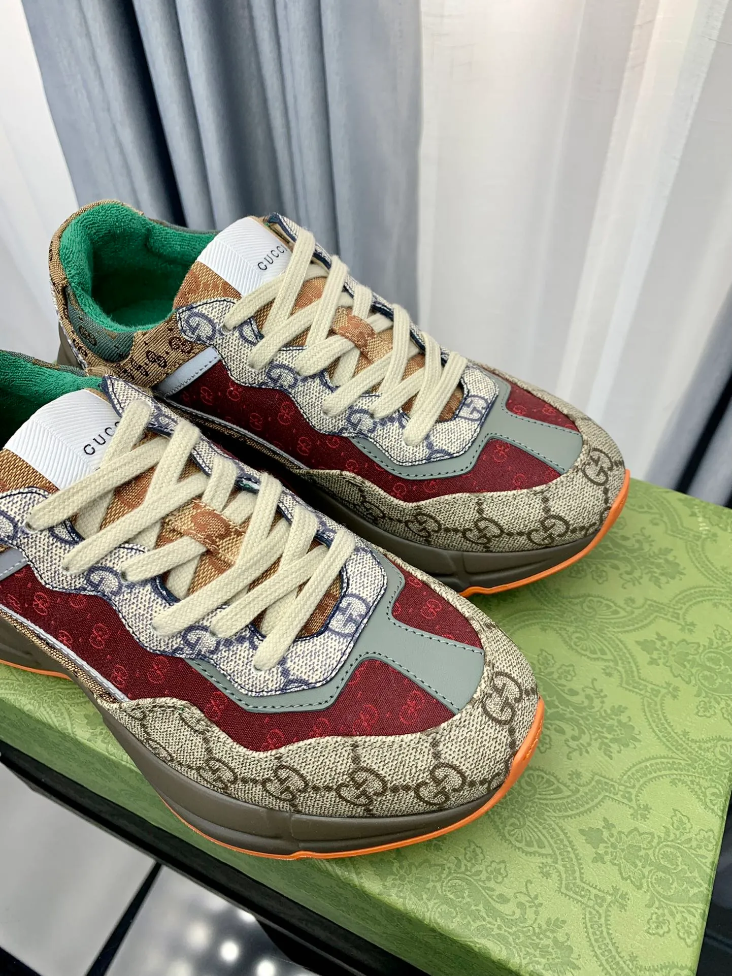 👟👟Ex-factory price 480👟👟 Gucci dad shoes for couples, distressed leather horn-shaped retro jogging shoes. The Balenciaga grandpa trend has subsided, ushering in GUCCI dad shoes, the trend leader in the fashion industry. The original shoes are molded and the original last is made by the Italian handmade foundry! [Gucci original dad shoes] Original surface: imported calfskin! Lining: Grade A hybrid lambskin! Outsole: The highest restoration sole. TPU material plus wear-resistant foam (anti-wear cushioning) ivory leather has been processed with an old-fashioned effect. The sole is 5cm high! The comfort level is excellent, killing all high-end versions on the market! Original logo outsole! 👣Size: Women’s size 35-40. Men's size 38-45. Women's heel with 🈚️logo! Men's heel with 🈶️logo!